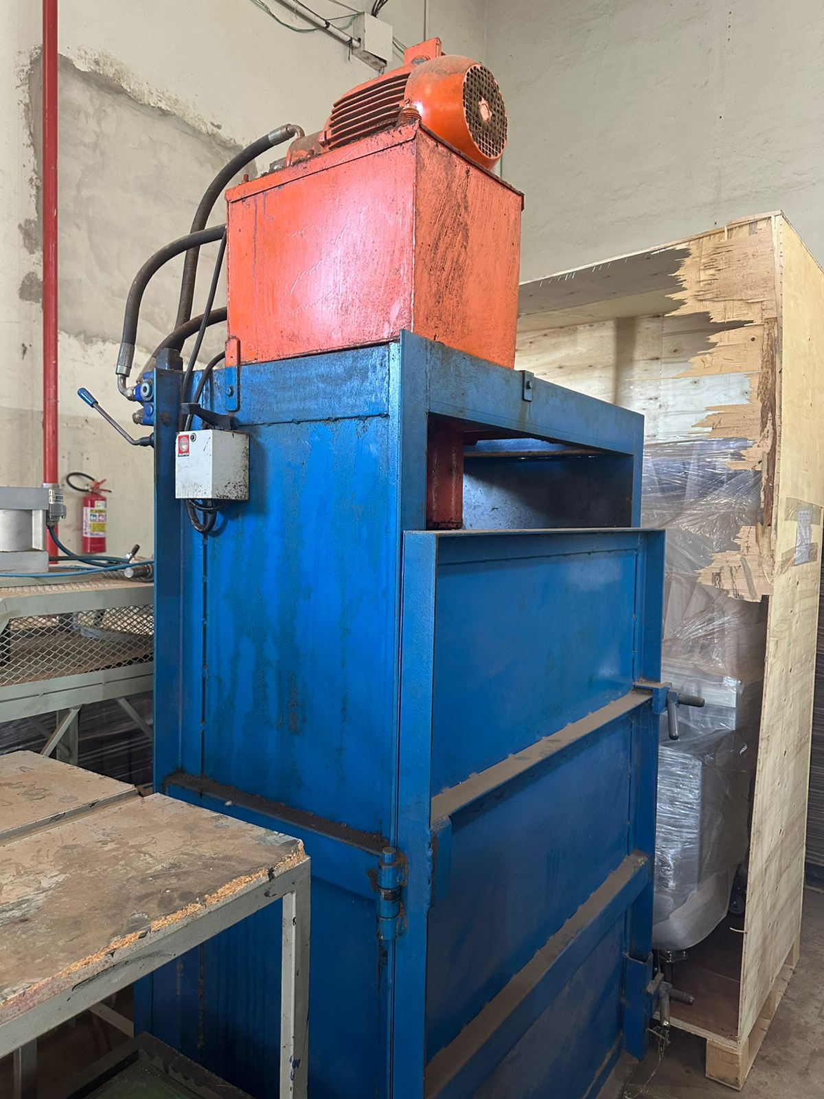 Máquinas de corte e vinco para caixas de papelão